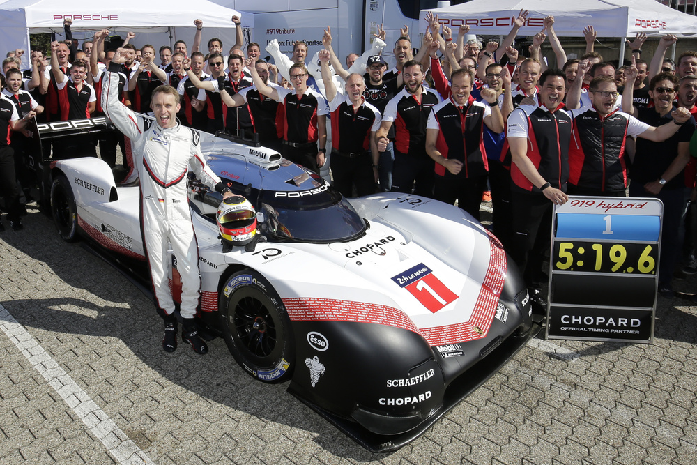 Porsche înregistrează un record fabulos pe Nürburgring cu prototipul său de curse hibrid