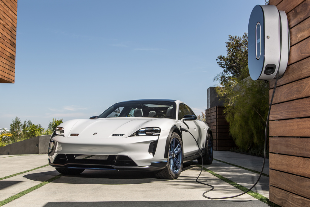 Porsche intră în era electrică cu noul Taycan