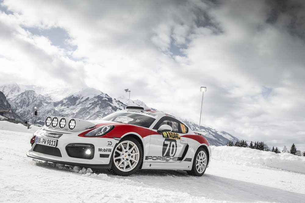 Cursă demonstrativă cu Porsche Cayman GT4 Rallye pe gheață și zăpadă