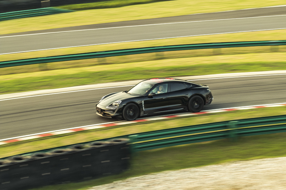 Premieră în China: Porsche Taycan, în vizită la Shanghai