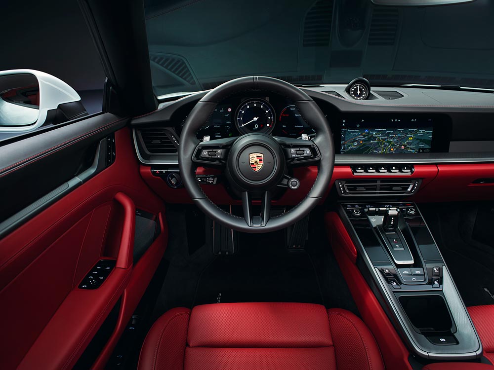 Porsche lansează noile 911 Carrera Coupe și 911 Carrera Cabriolet