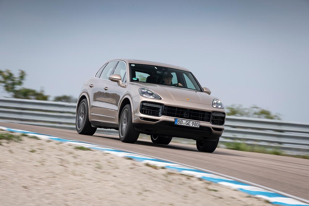 Cayenne Turbo S E-Hybrid stabileste un record neobișnuit de tură