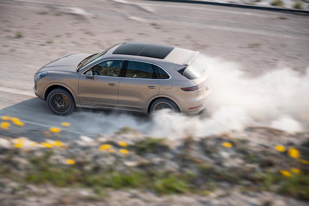 Cayenne Turbo S E-Hybrid stabileste un record neobișnuit de tură
