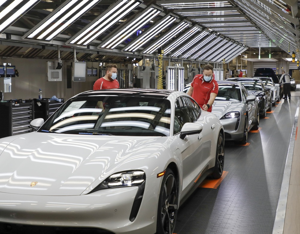 Porsche reia fabricarea automobilelor sport