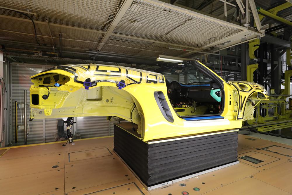 Clienții pot vedea acum imagini ale propriului automobil Porsche aflat în curs de producție