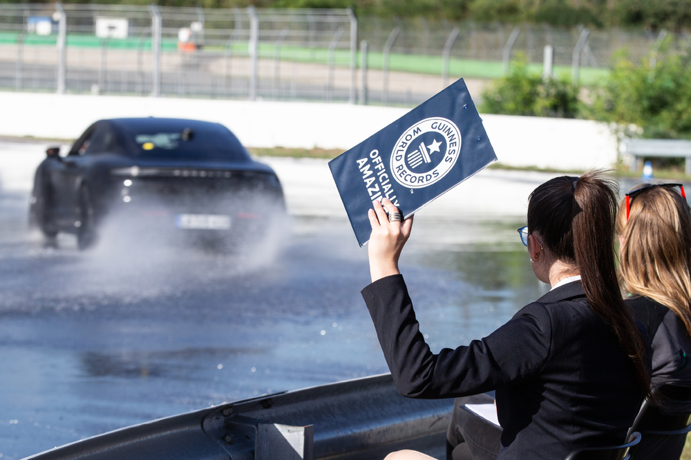 Porsche Taycan intră în Guinness World Records™