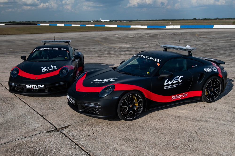 Porsche trimite două 911 Turbo S Safety Car într-un turneu mondial