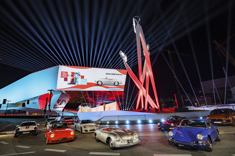 Spectacol live cu multe visuri care celebrează "75 de ani de mașini sport Porsche”