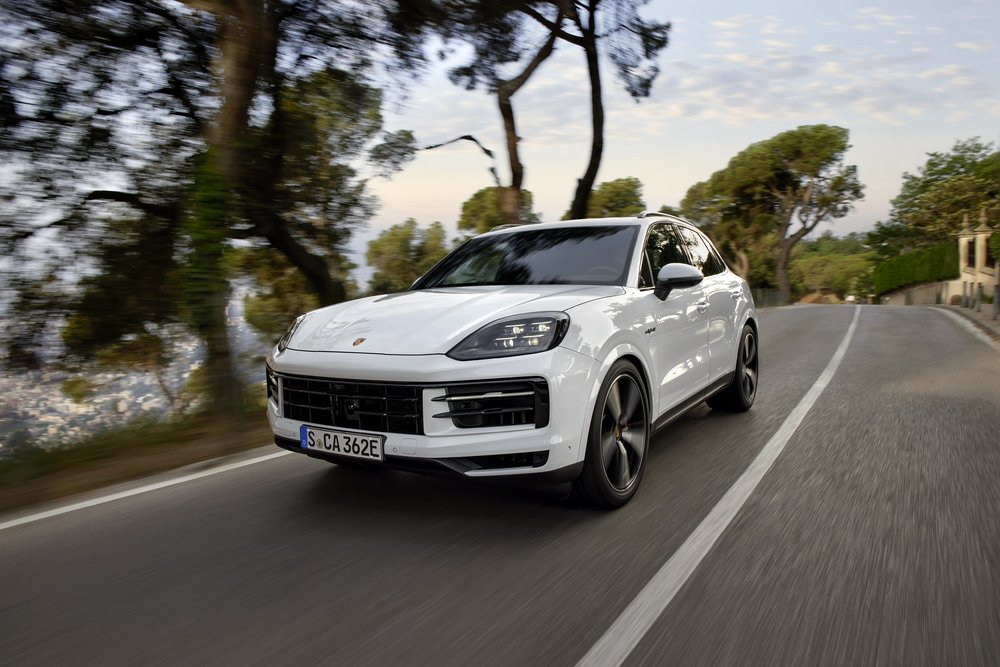 Porsche prezintă a treia variantă E-Hybrid a modelului Cayenne