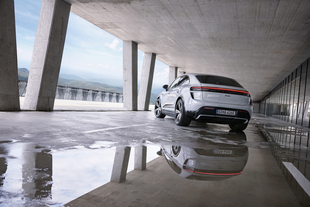 Macan stabilește noi standarde: primul SUV complet electric de la Porsche