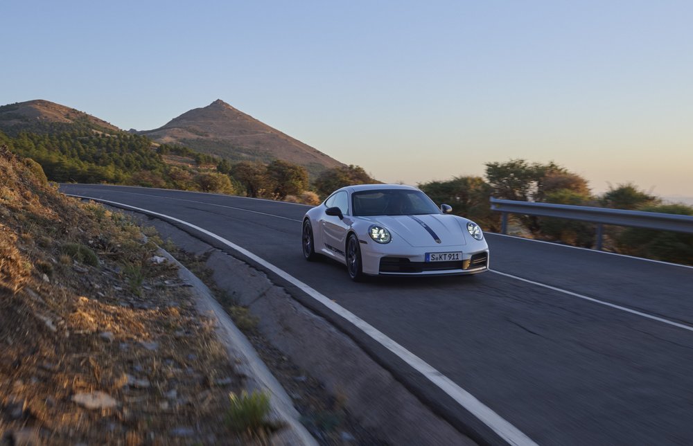 Noul 911 Carrera T în variantă coupé sau decapotabilă