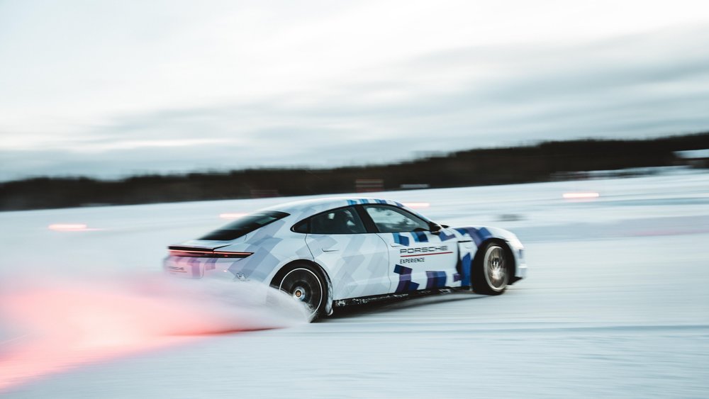 Drift de 17 kilometri non-stop pe gheață reușit de Taycan și omologat de GUINNESS WORLD RECORDS™